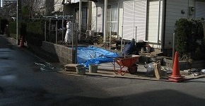 目隠しフェンス取付中(埼玉県鴻巣市)