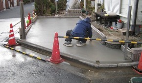 コンクリート左官工事中(埼玉県鴻巣市)