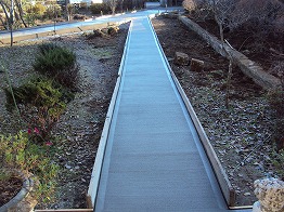 通路コンクリート打設工事中後(埼玉県加須市)