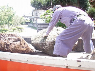 お庭（ガーデン）庭園のコンクリート工事　ユニックで庭石回収（埼玉県久喜市）