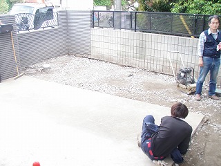 お庭（ガーデン）庭園のコンクリート工事　コンクリート打設の下準備（埼玉県久喜市）