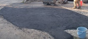 アスファルト舗装の入り口を工事（東京都東村山市）